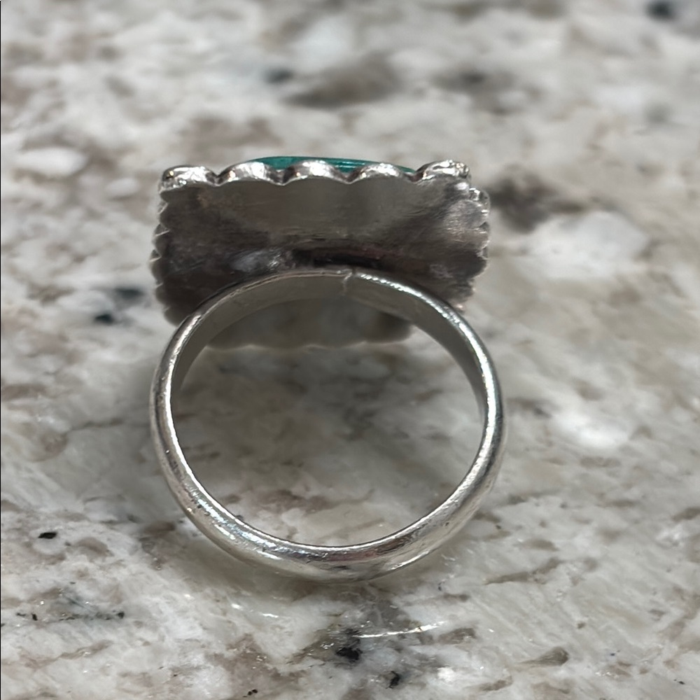Elegant Silver and Green Stone Ring - Picture 4 of 14